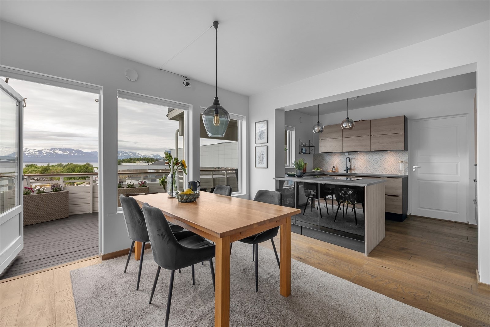 Her kan du lage mat samtidig som du tar del i middagsselskapet og nyter utsikten Galleribilde