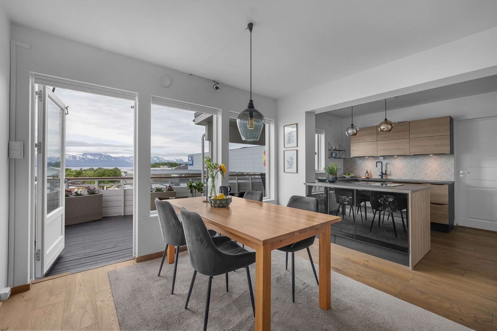 God plass til spisebord ved kjøkkenet Galleribilde