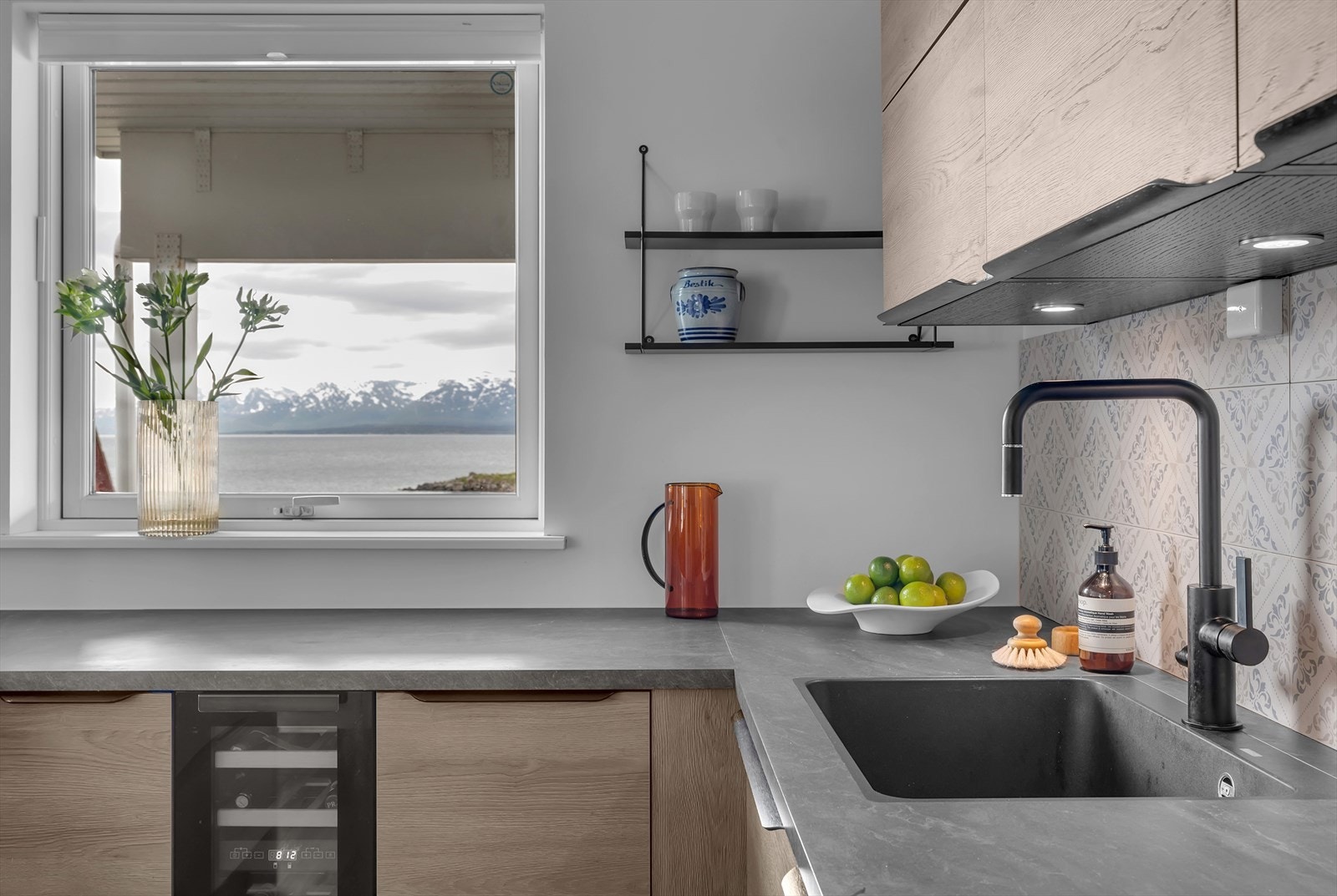 Kjøkkenet har i tillegg til utsikt, godt med benkeplass og vinskap Galleribilde