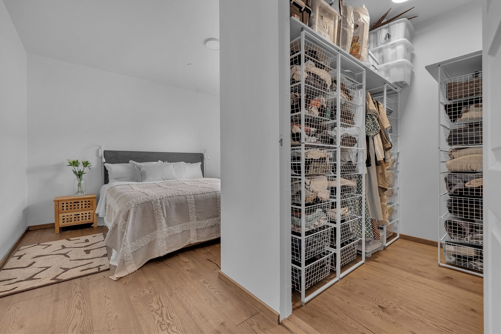 Stort hovedsoverom med egen walk-in garderobe eller kontor om ønskelig Galleribilde