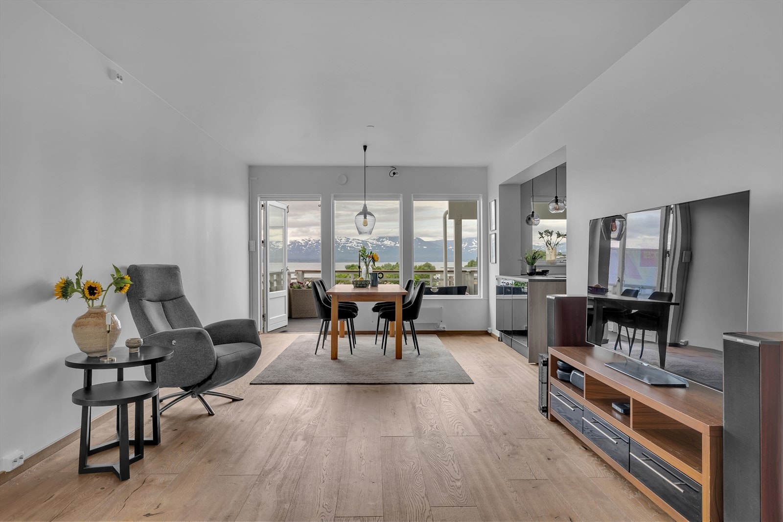 Utgang til stor, sørvendt veranda Galleribilde