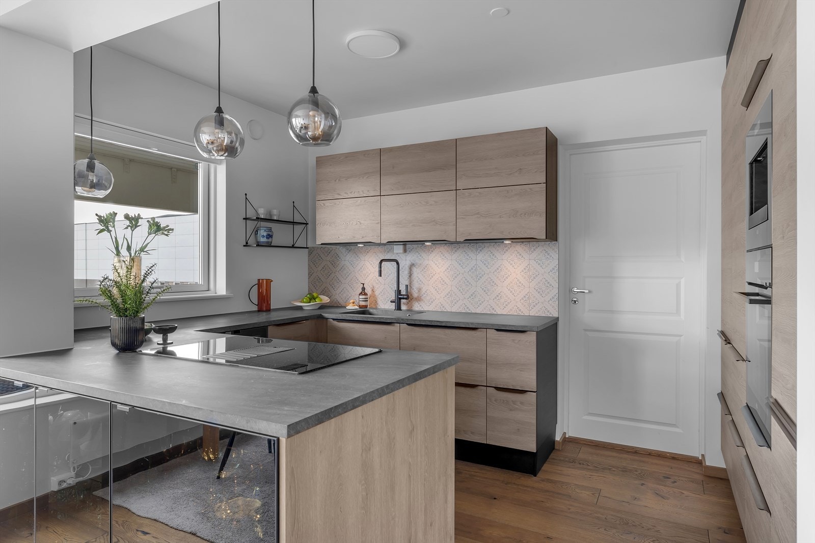 Integrerte hvitevarer og ventilator innebygd i platetopp Galleribilde