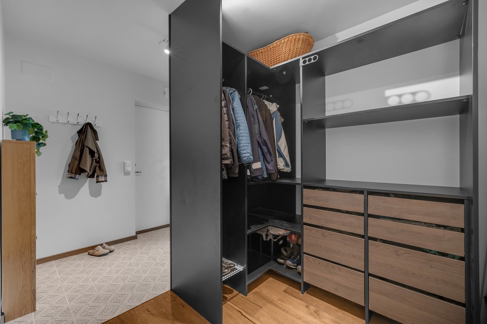 Praktisk innredet for oppbevaring av klær Galleribilde