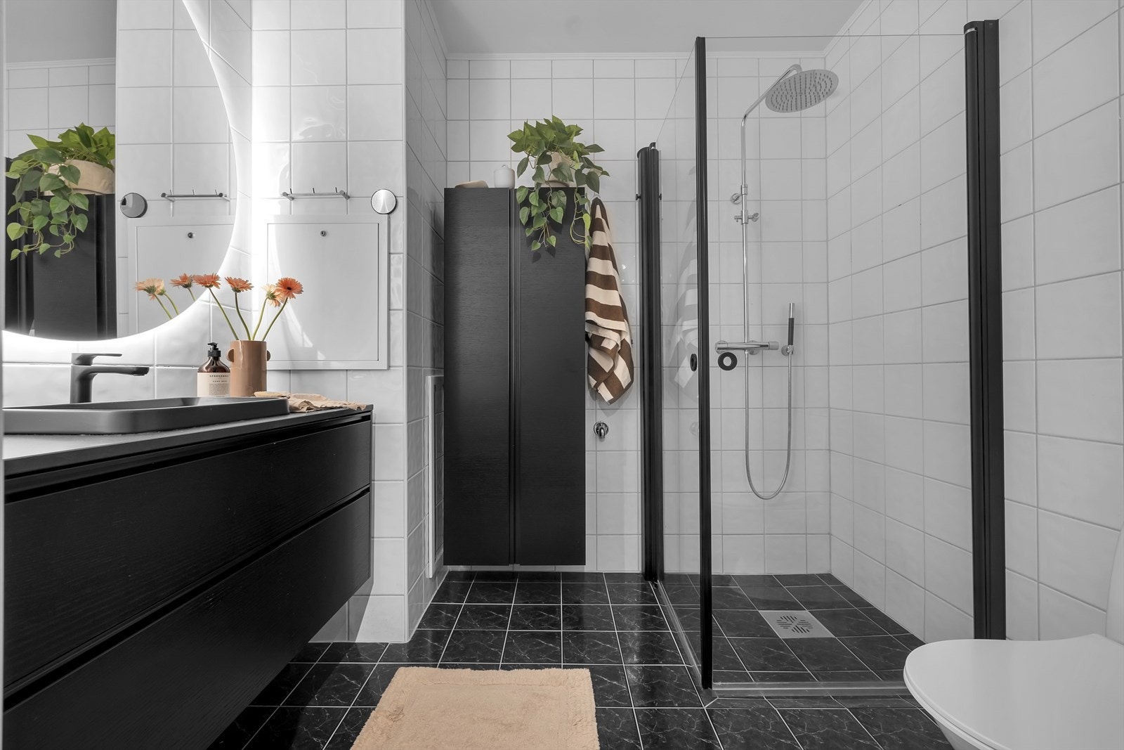 Lekkert og tidløst bad - med fliser på vegg og gulv Galleribilde