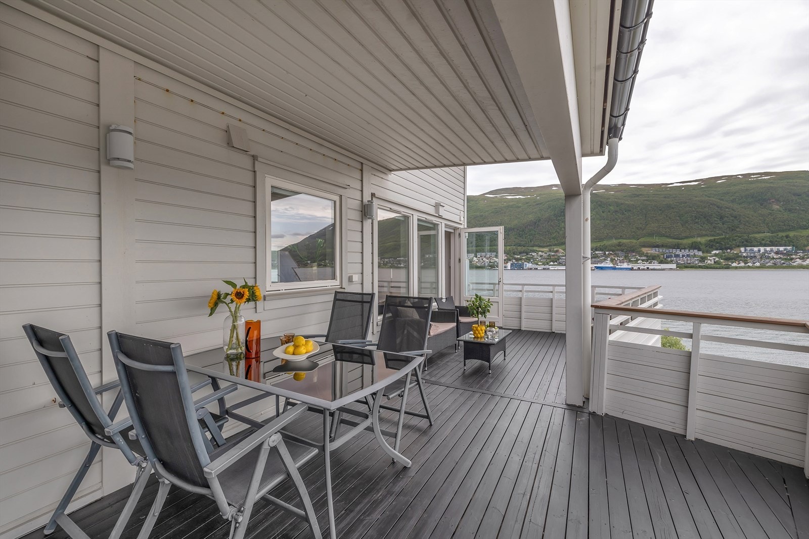 Leiligheten har en stor veranda med plass til forskjellige utemøbler Galleribilde