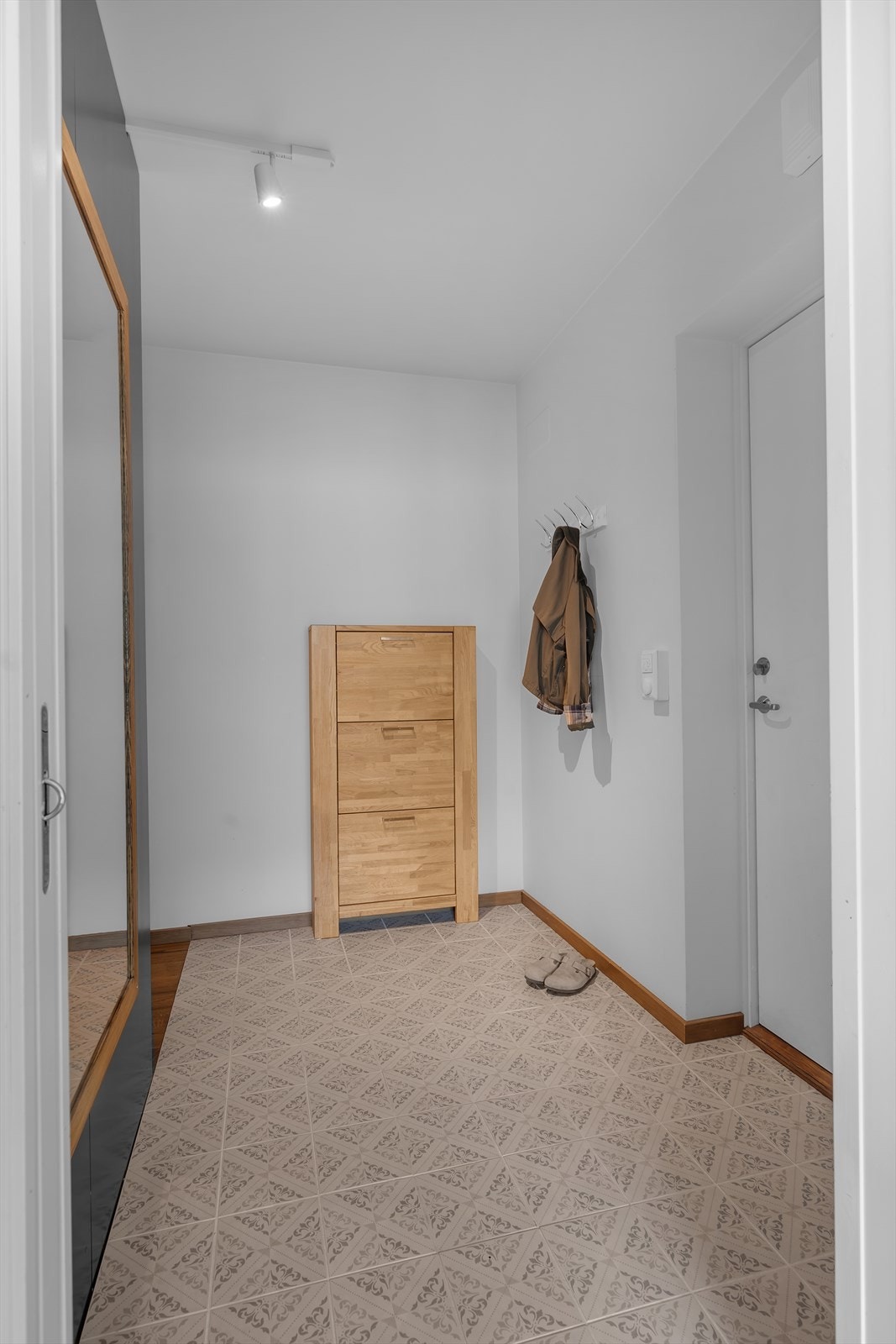 Entrè med fliser og gulvvarme Galleribilde