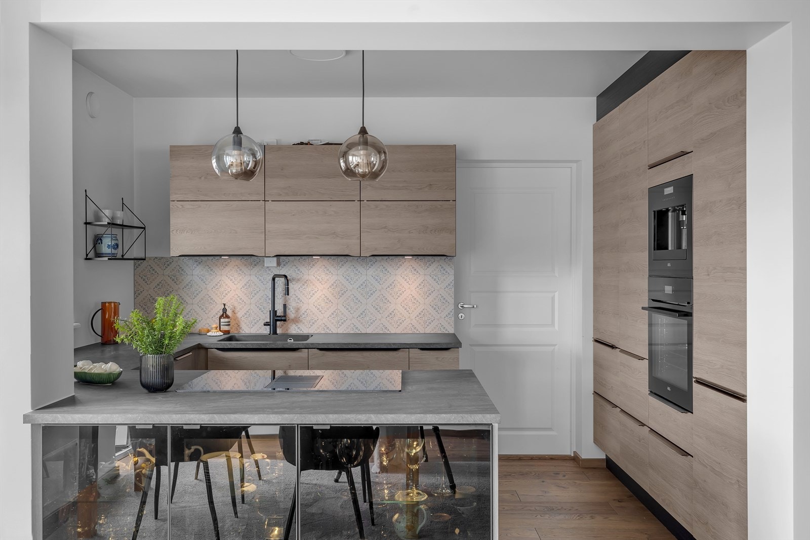 Lekkert og praktisk kjøkken - med mye oppbevaring Galleribilde