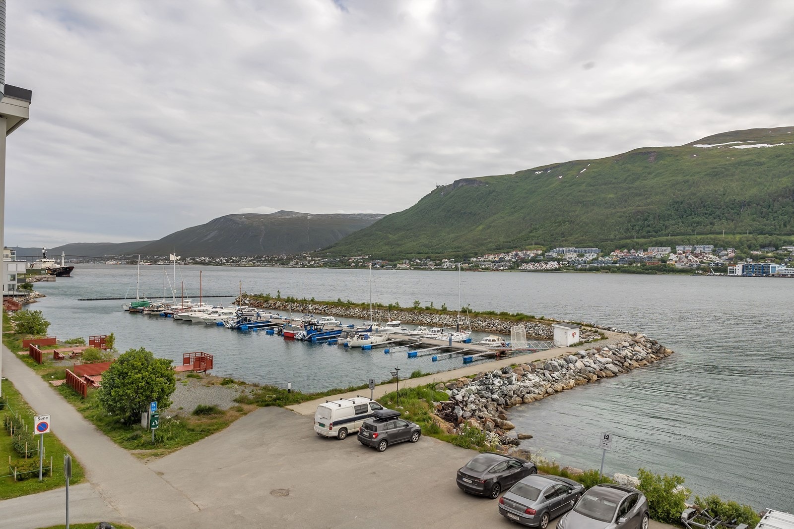 Småbåthavn og flotte uteområder på forsiden Galleribilde