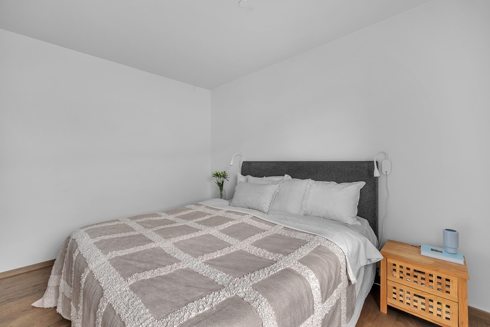 Også her er det lyse overflater og listefri himling Galleribilde