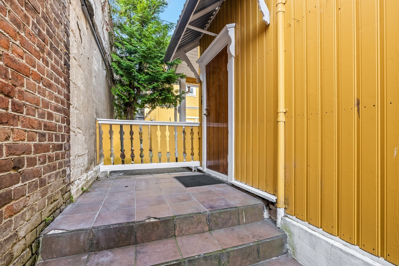 Egen inngang med delvis overbygget inngangsparti. Galleribilde