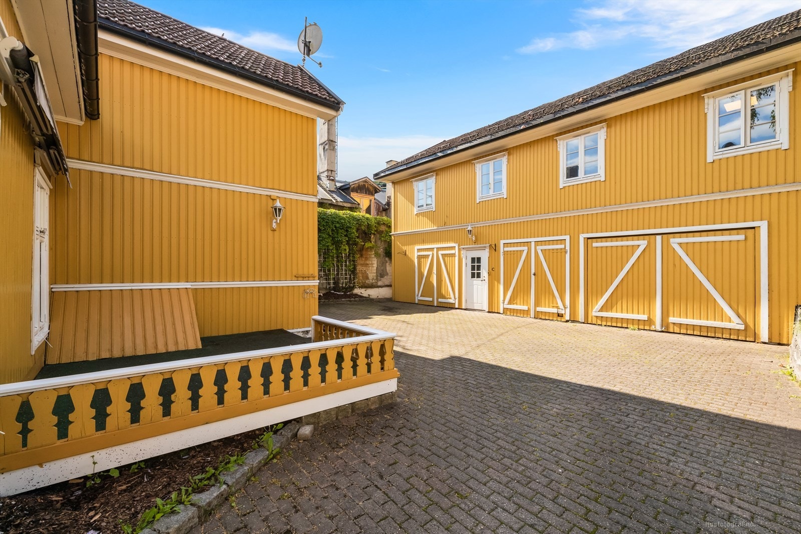 Felles selveiertomt for sameiet bestående av bebyggelse felles steinbelagt gårdsplass og innkjørsel. Galleribilde