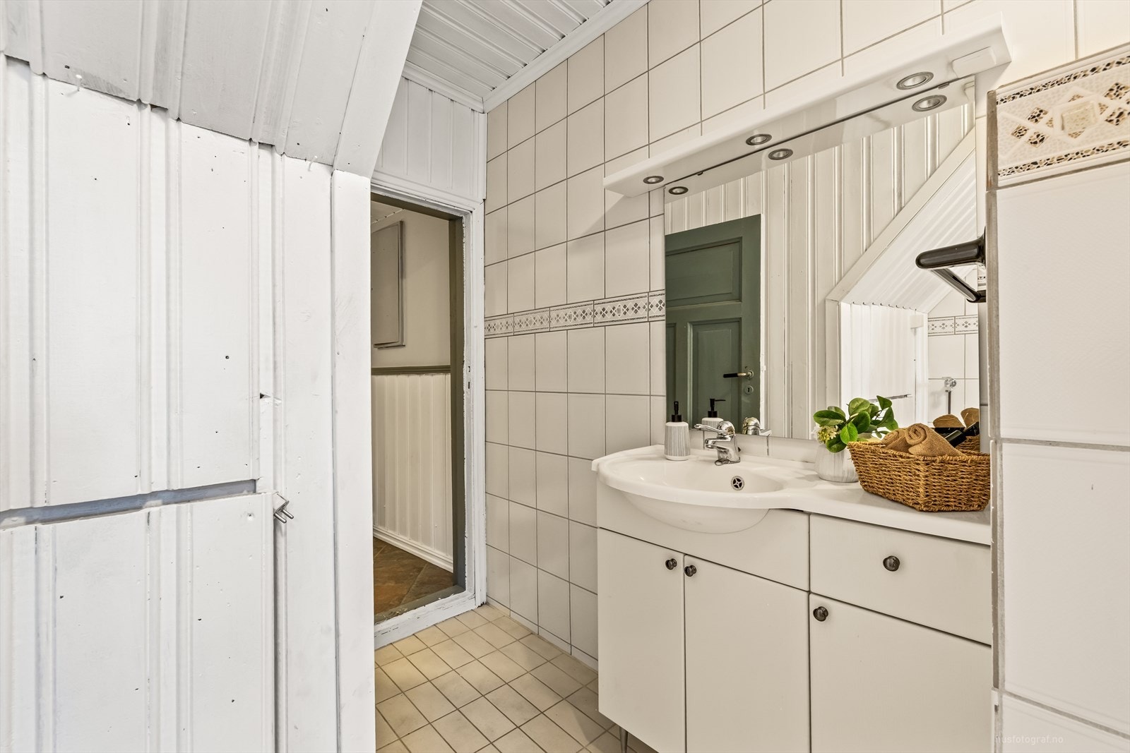 Bad med baderomsinnredning med servant. Galleribilde