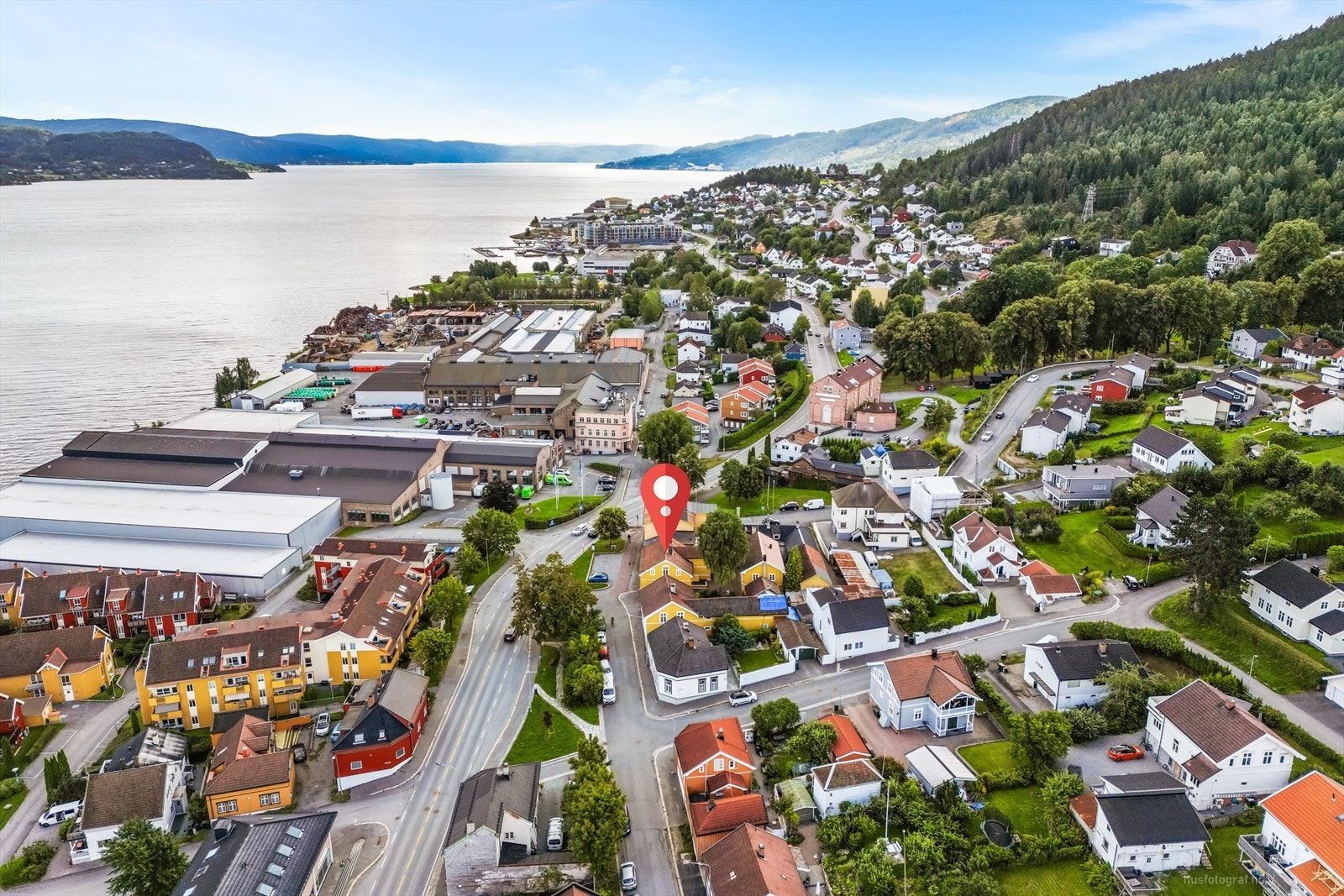 Boligen ligger sjønært og flott til med umiddelbar nærhet til småbåthavn og turveiene samt bademulighetene langs fjorden. Tangen Fjordpark er en fin destinasjon med flotte strandområder. Galleribilde