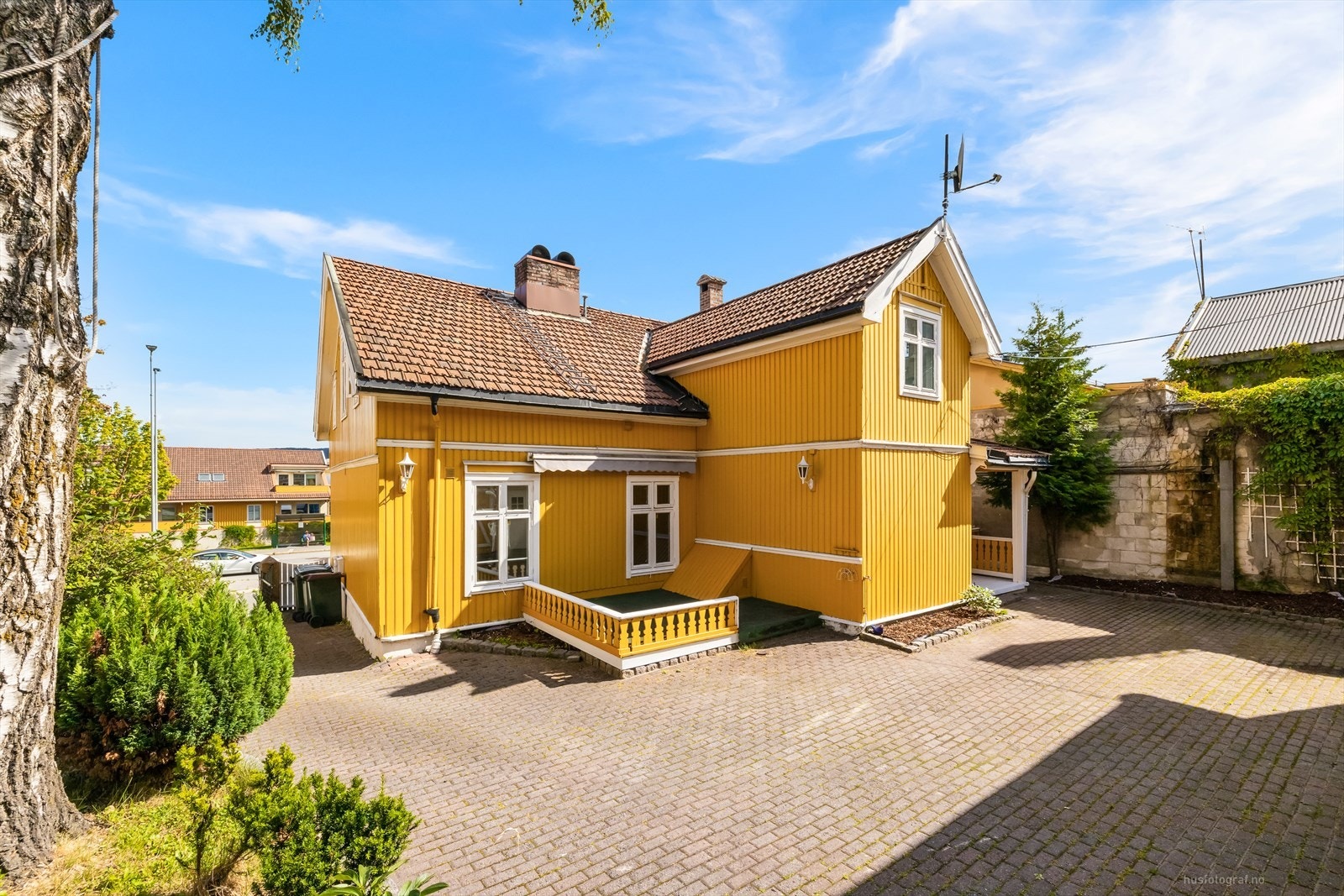 Felles selveiertomt for sameiet bestående av bebyggelse felles steinbelagt gårdsplass og innkjørsel. Galleribilde