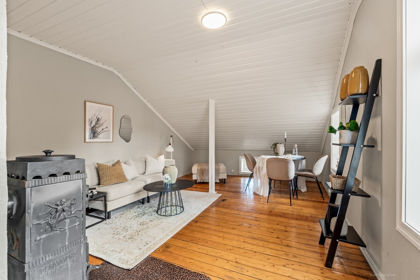 Stue med vedovn. Galleribilde