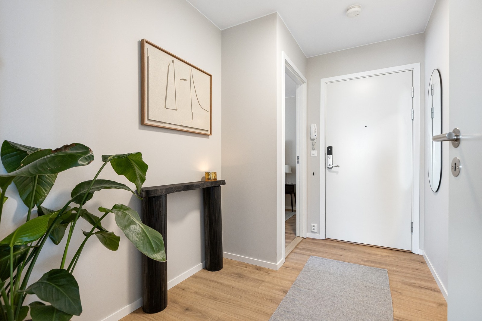 Leiligheten ligger i byggets tredje etasje, med heis både fra inngangspartiet og garasjeanlegget. Galleribilde