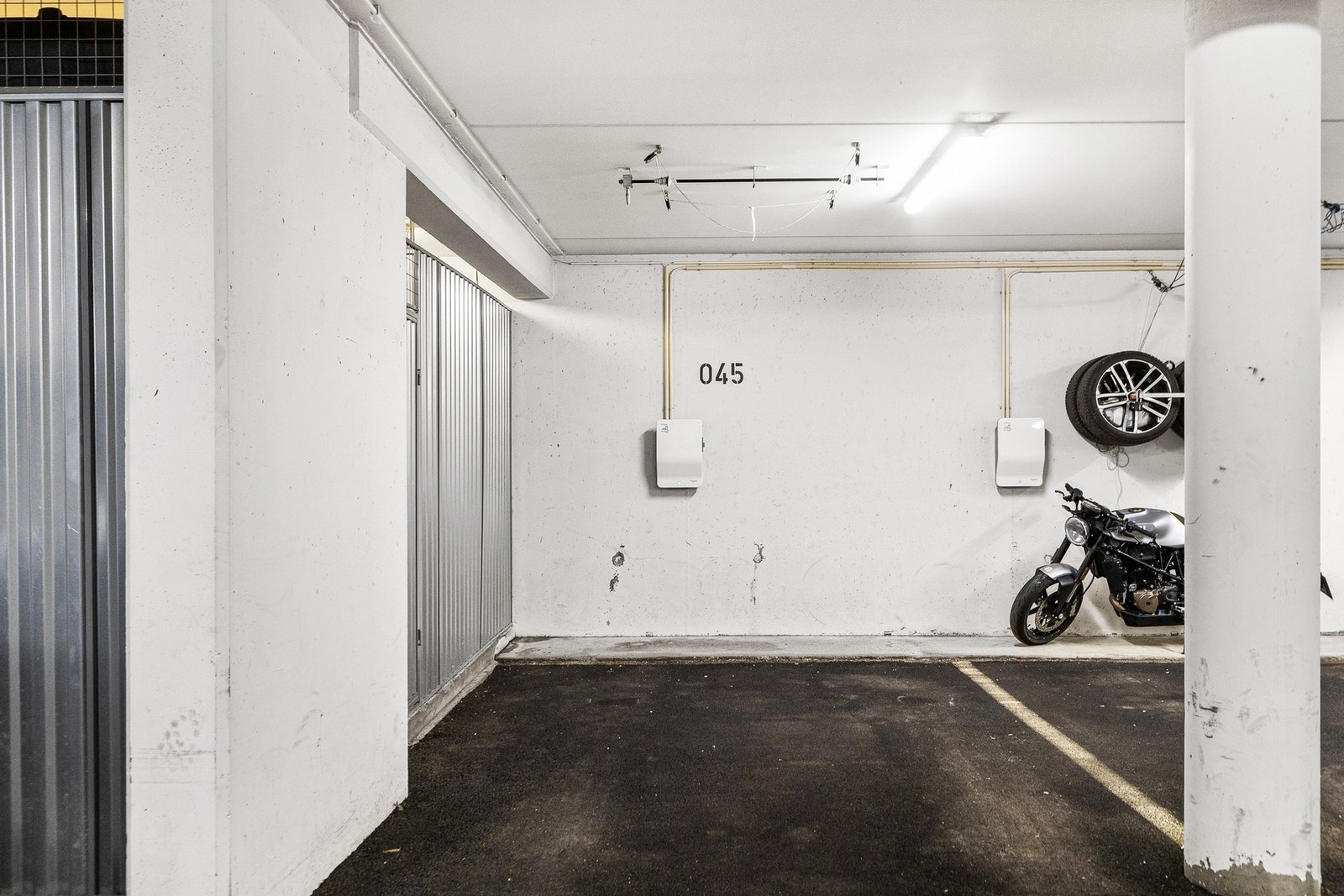 Det gis kjøper opsjon for kjøp av en parkeringsplass med el-billader i Elvebredden Garasjesameie med ideell andel 11/2453. Galleribilde