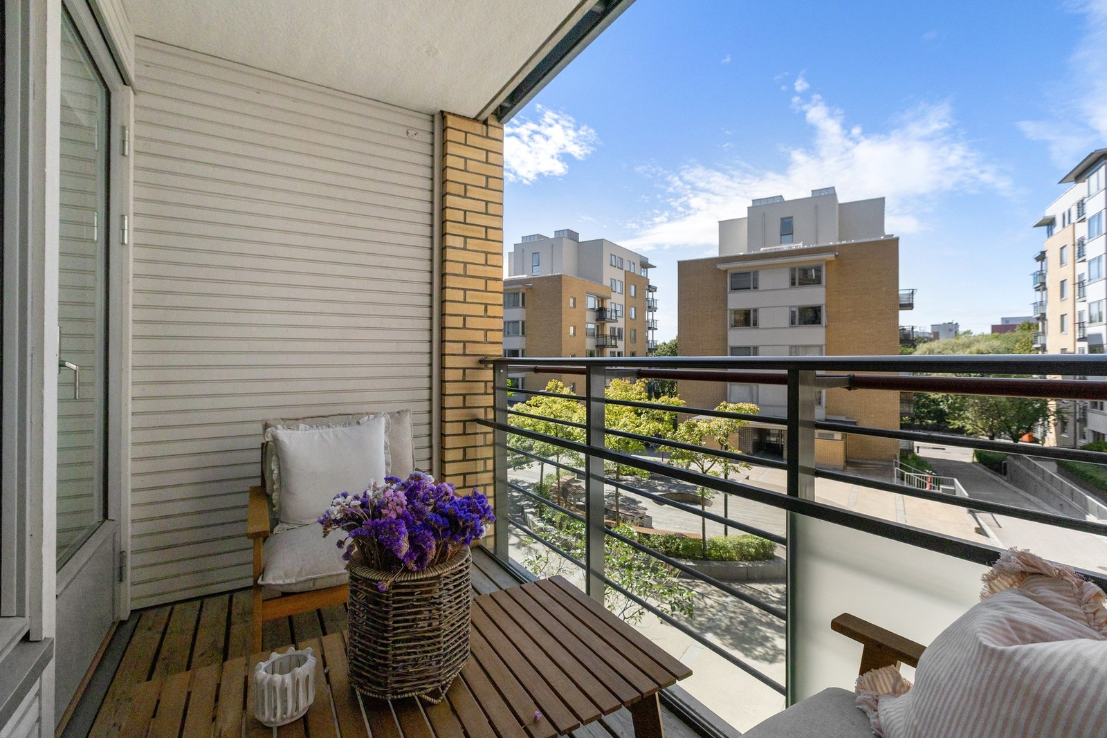 Nordvestvendt balkong på ca. 4,9 kvm med impregnert tregulv. Galleribilde