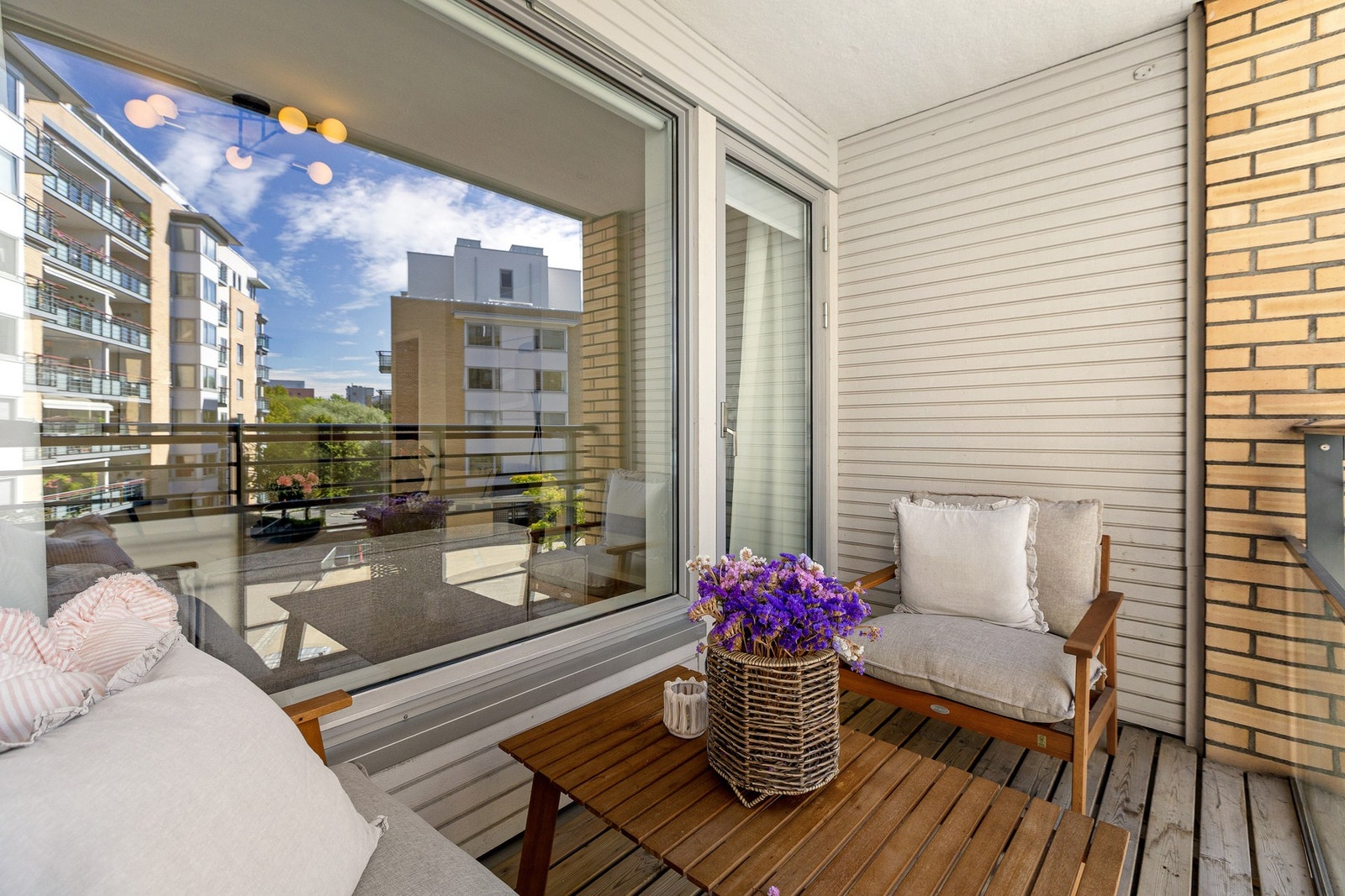 Her kan du nyte solen fra morgen til ettermiddag. Galleribilde