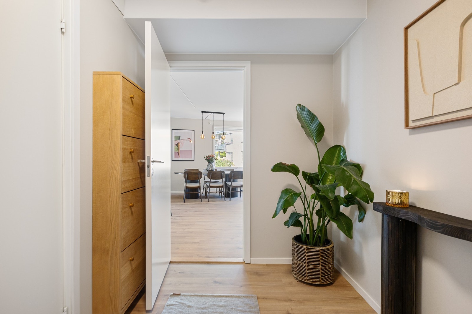 Entréen har plass til skyvedørsgarderobe og skoskap - praktisk oppbevaring som gir en ryddig velkomst. Galleribilde