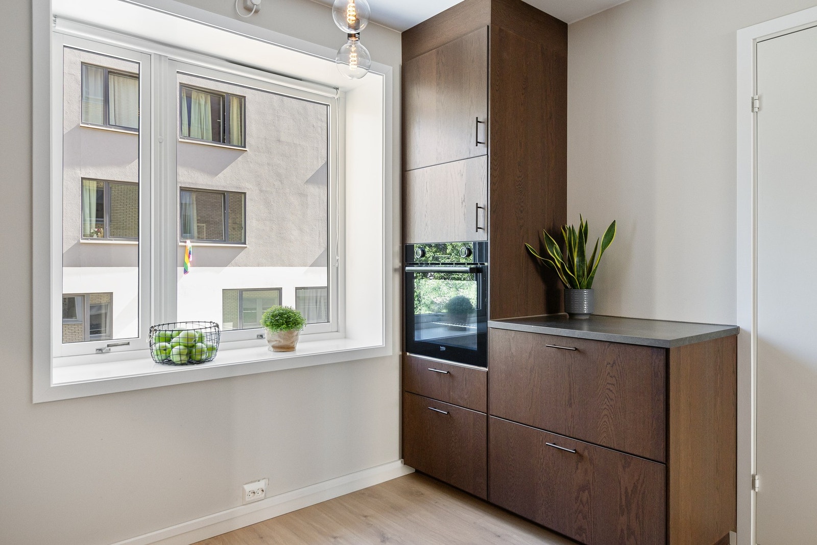 Store vindusflater gir godt lys, og også her er det rullegardin. Galleribilde