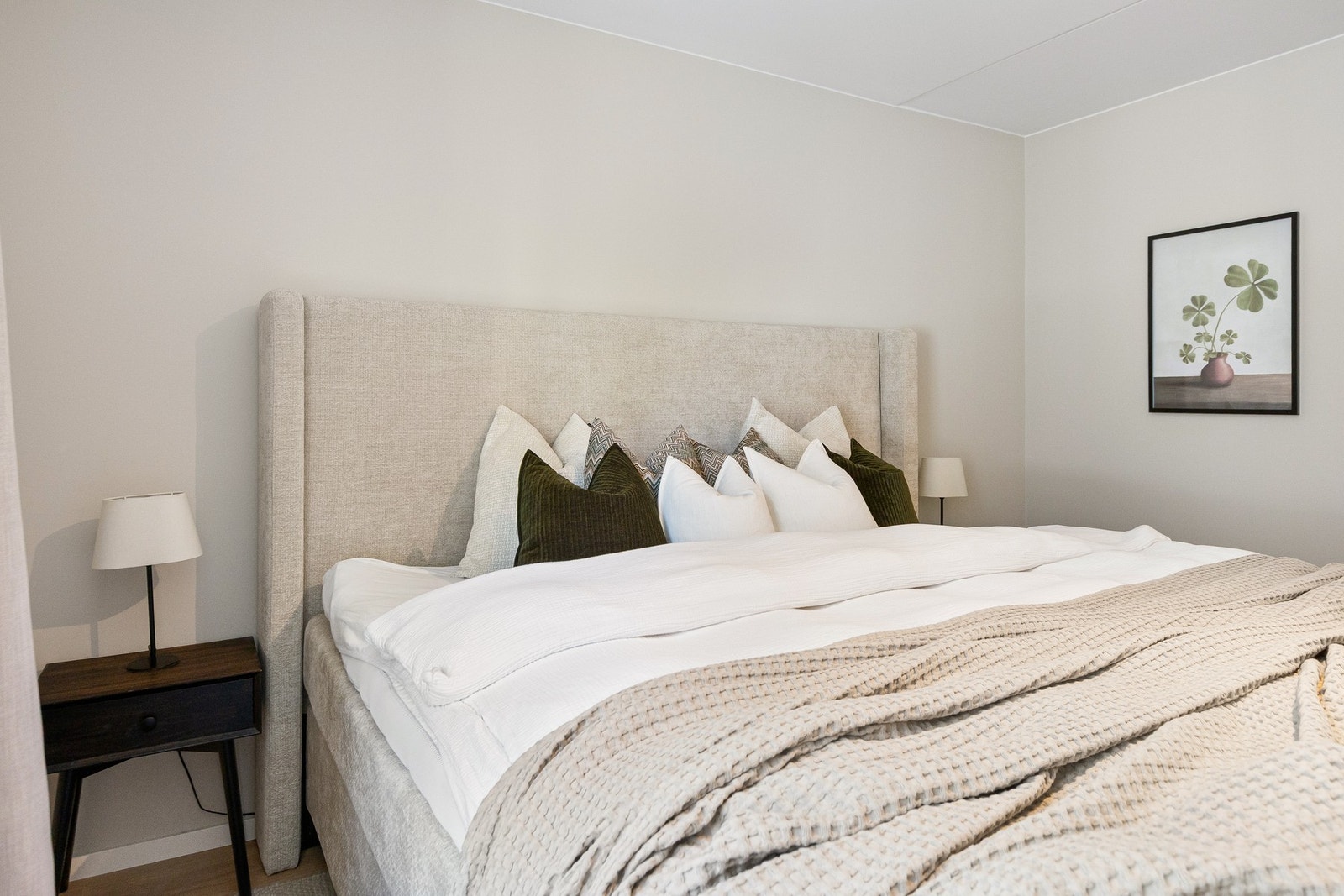 Hovedsoverom med plass til dobbeltseng, nattbord og oppbevaringsmøblement. Her er det også montert rullegardin. Galleribilde