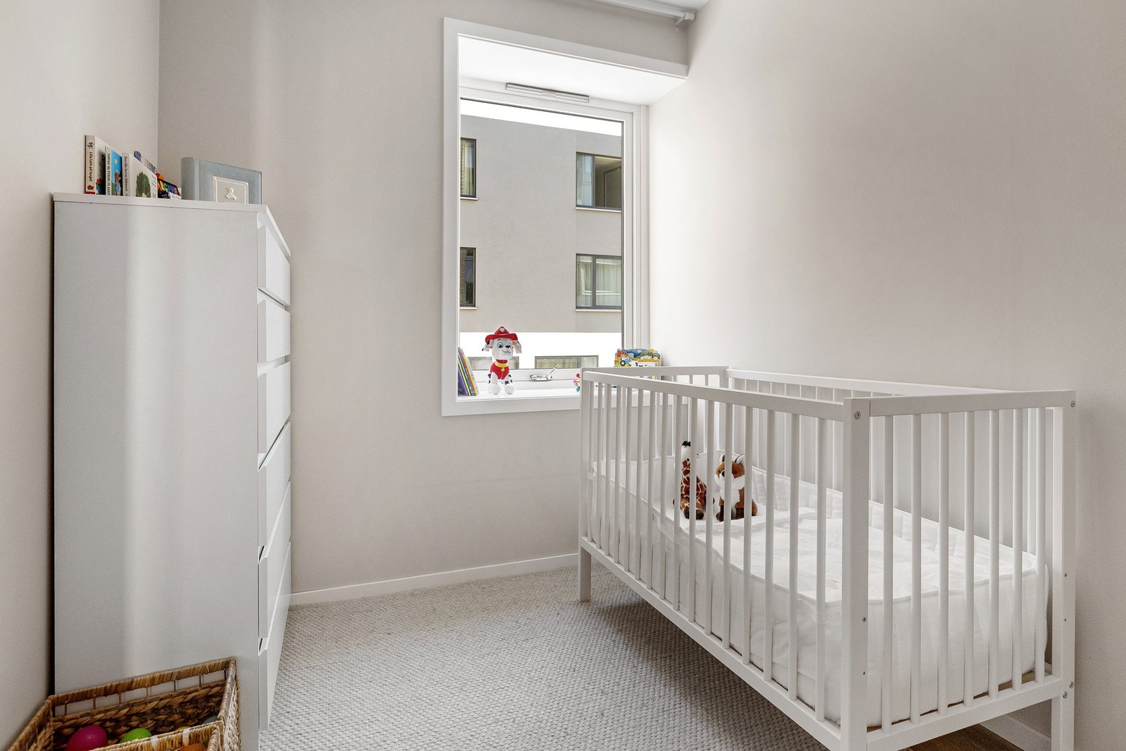 Det andre soverommet har med skyvedørsgarderobe, plass til seng og øvrig møblement. Galleribilde