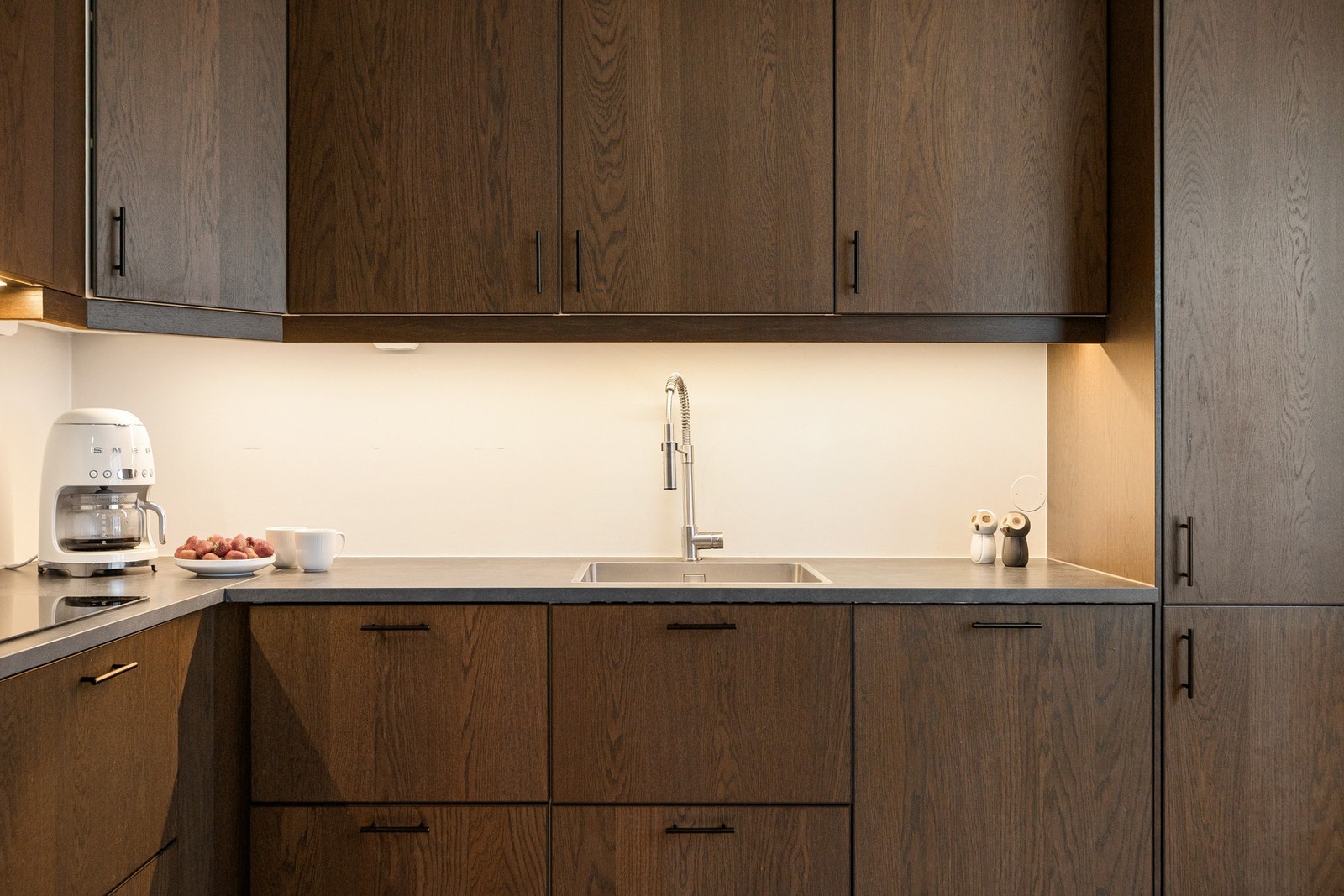 Innrednignehar slette finerte fronter, laminat benkeplate og enkel oppvaskkum Galleribilde