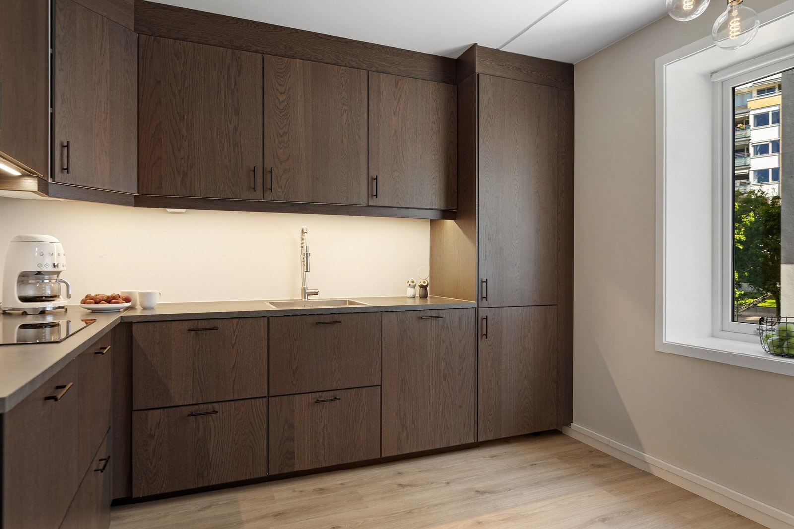 Integrerte hvitevarer består av koketopp, stekeovn, oppvaskmaskin og kjøl-/fryseskap. Galleribilde