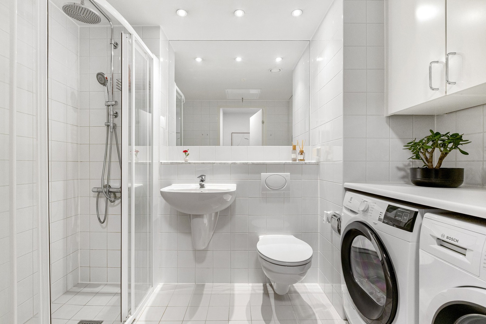 Badet er fra 2005 og har flislagte overflater, gulvvarme og downlights i himling. Galleribilde