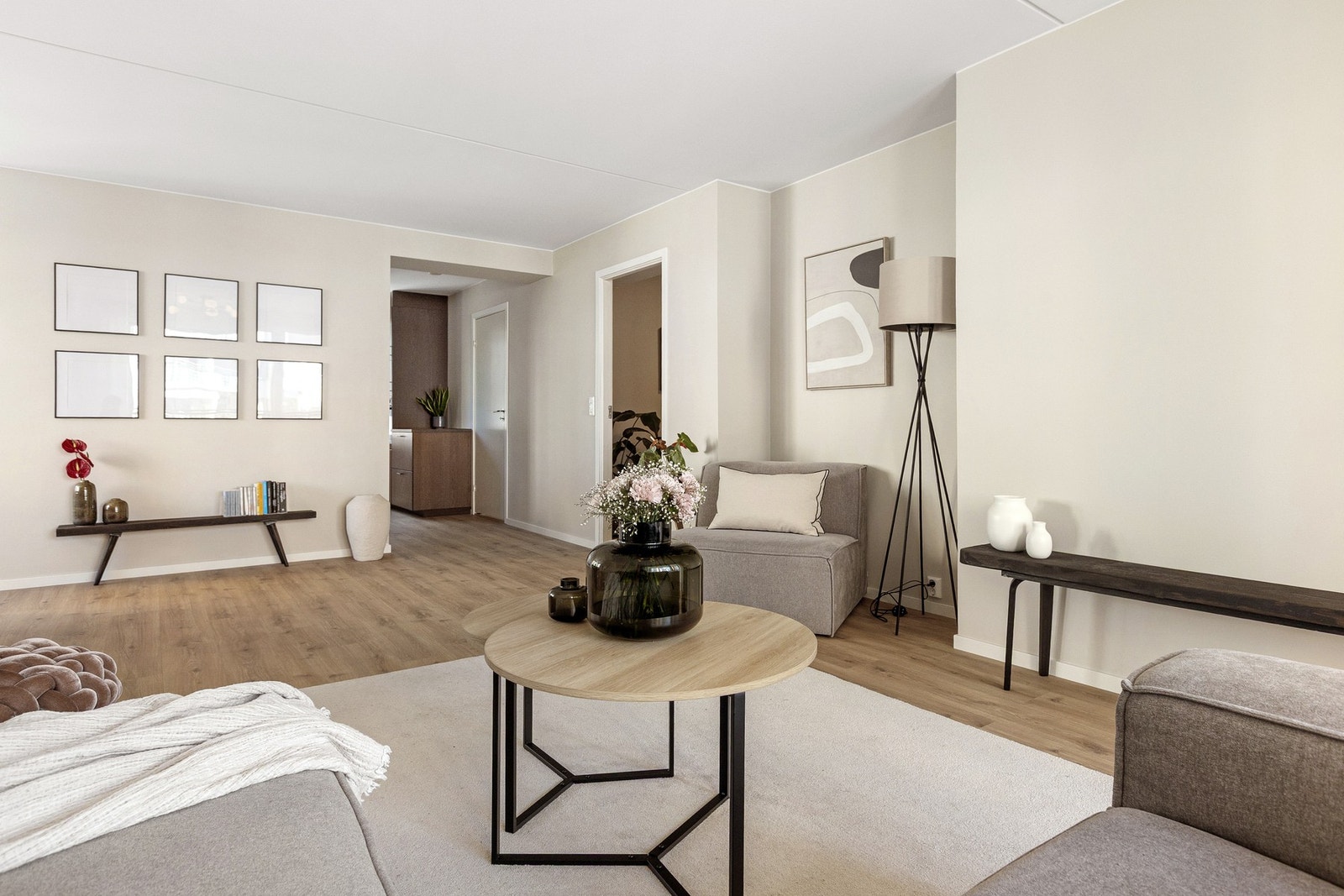 Takhøyden er målt til ca. 2,46 meter, som gir en god romfølelse. Galleribilde