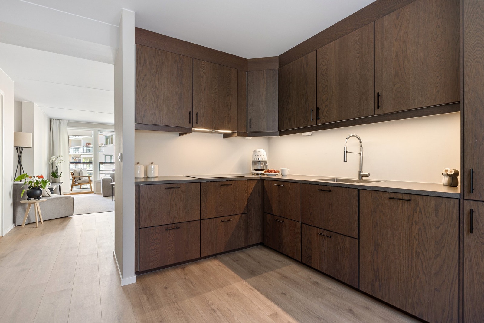 Kjøkkenet, oppgradert i 2024, har Ikea kjøkkeninnredning og kjøkkenventilator i stål med forsert avtrekk. Galleribilde