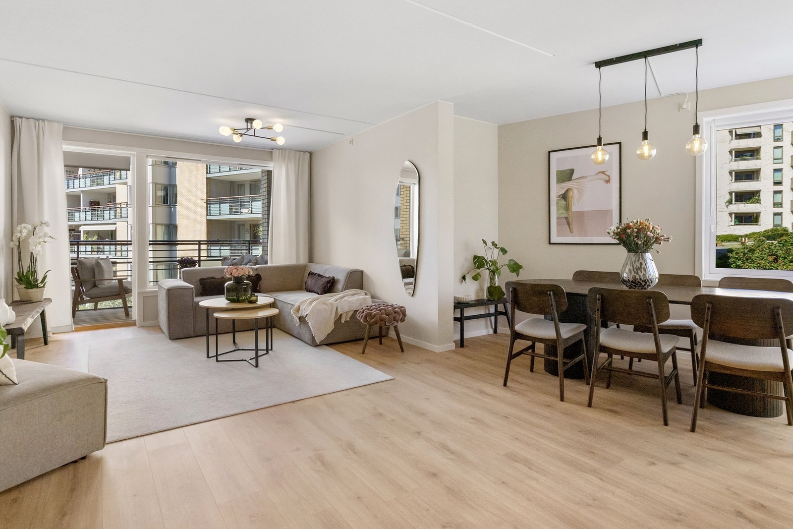 Store vindusflater slipper inn rikelig med lys, og både i stuen og på kjøkkenet er det montert rullegardiner for sol- og lysavskjerming. Galleribilde