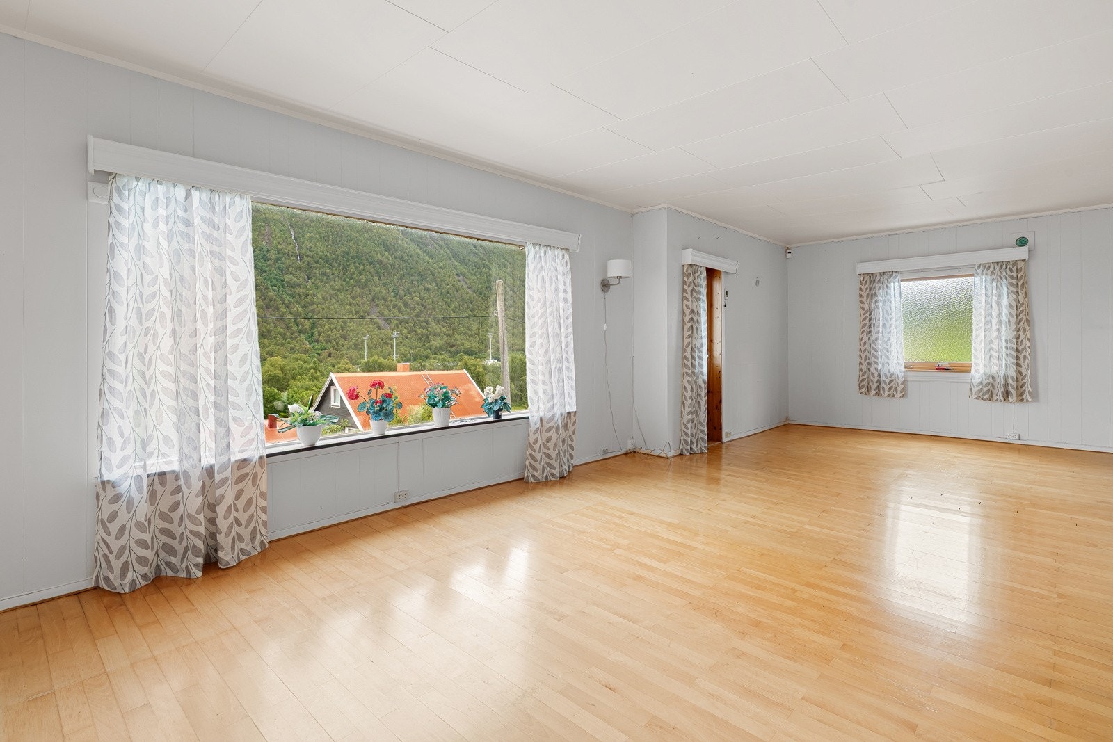 I hovedetasjen finner vi stue og kjøkken. Rommet framstår åpent, lyst og luftig med store vindusflater. Galleribilde