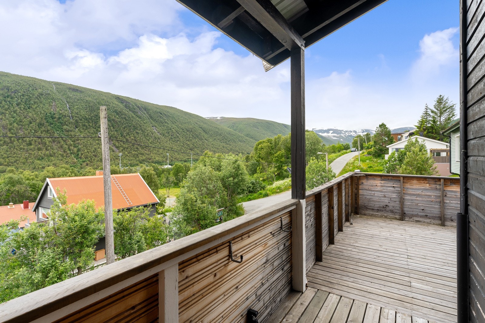 Fra stuen er det utgang til stor veranda med fantastisk utsikt. Galleribilde