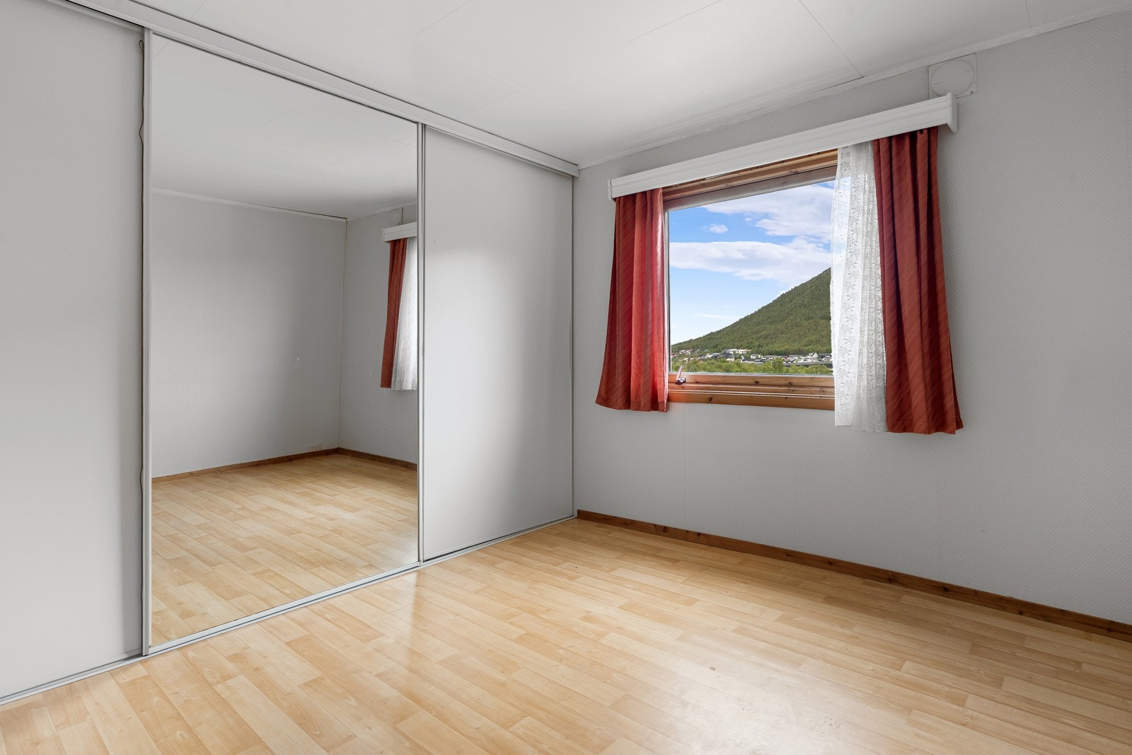 Romslig soverom med skyvedørsgarderobe. Galleribilde