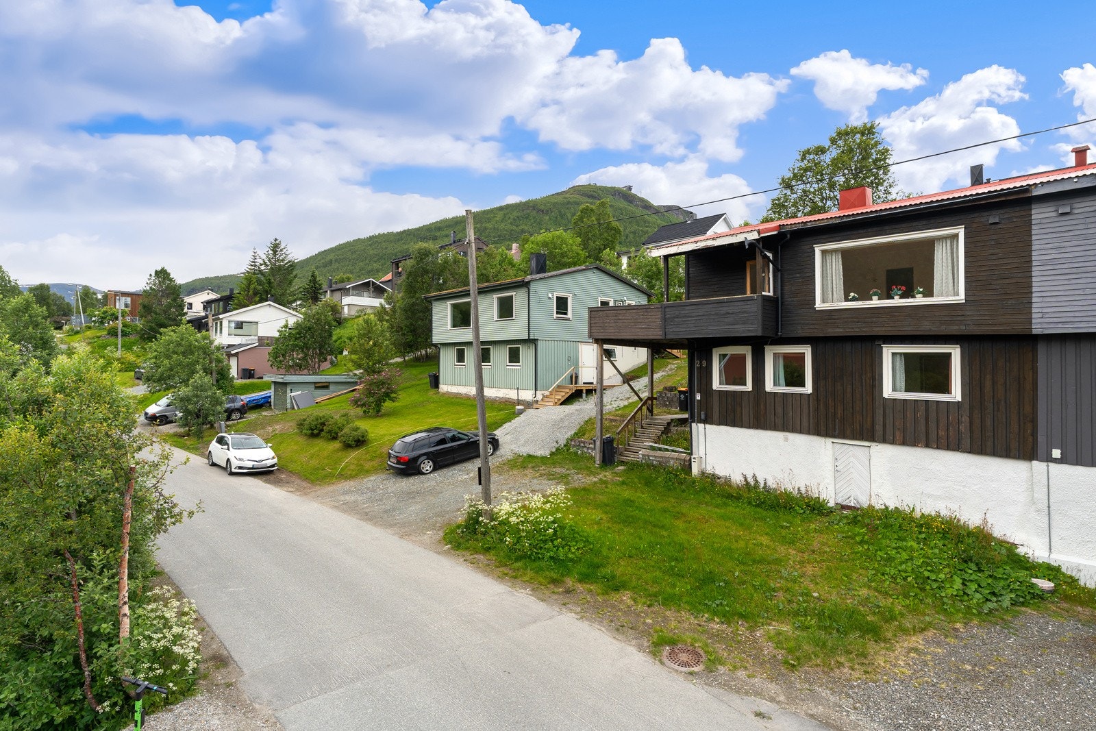 En romslig halv tomannsbolig med barnevennlig beliggenhet sentralt i Tromsdalen. Galleribilde