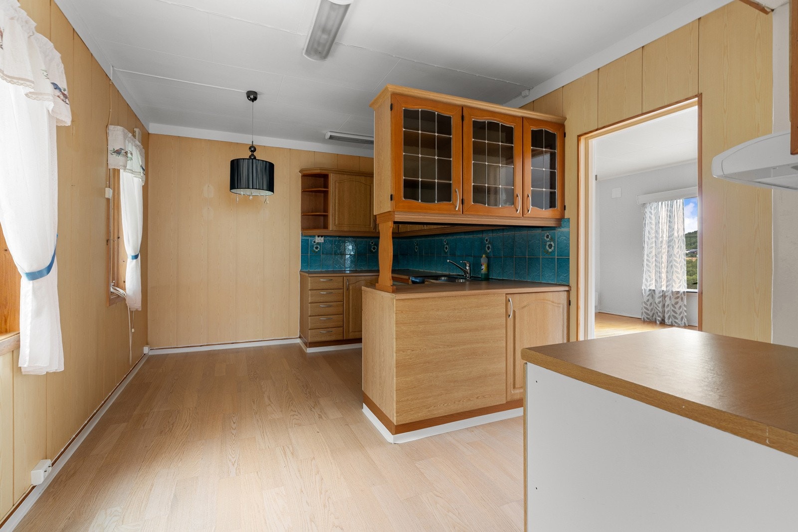 Stort og funksjonelt kjøkken med rikelig skap- og benkeplass. Galleribilde