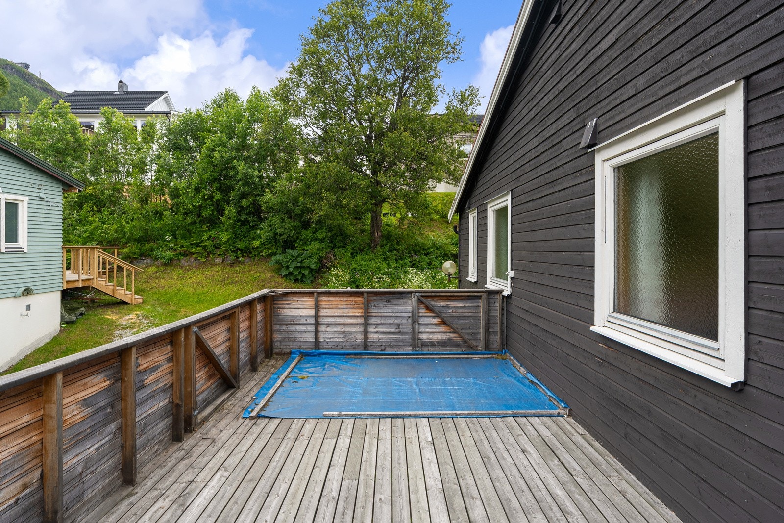 Stor solrik veranda med god plass til hagemøbler. Galleribilde