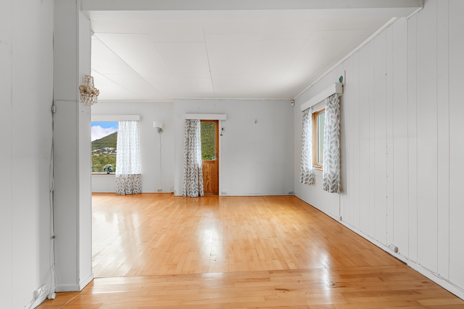 God planløsning med flere soner og store vindusflater på flere sider. Galleribilde