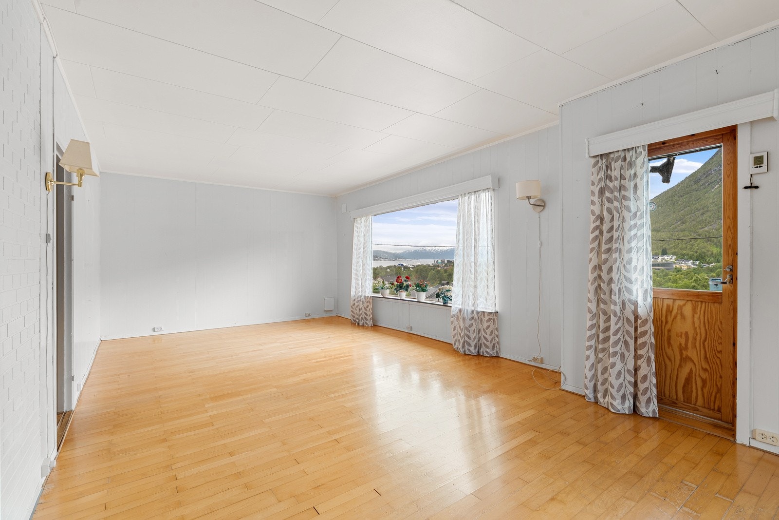 Stuen kan enkelt møbleres og innredes. Utgang til veranda. Galleribilde