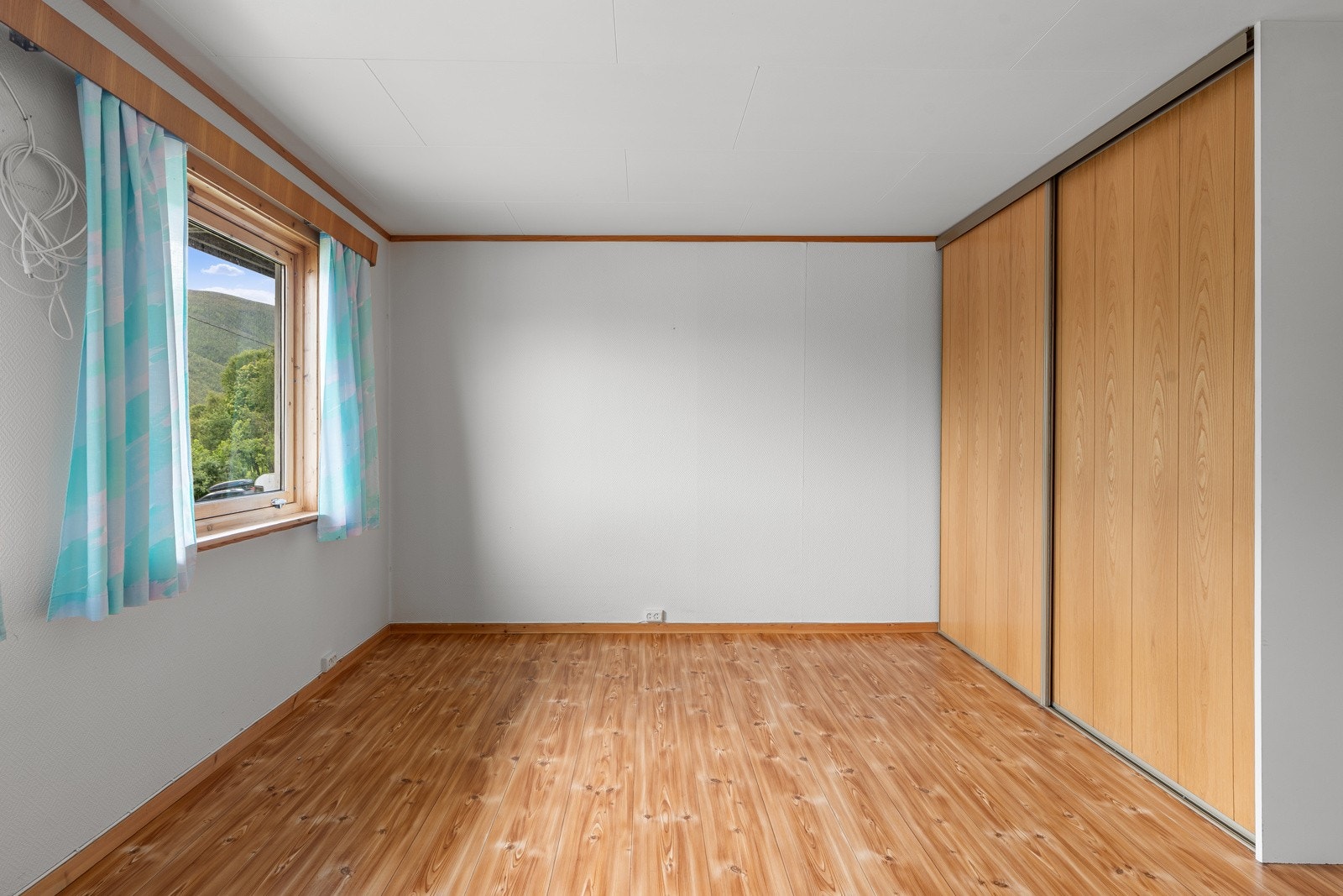 Rikelig med lagring i skyvedørsgarderobe. Galleribilde