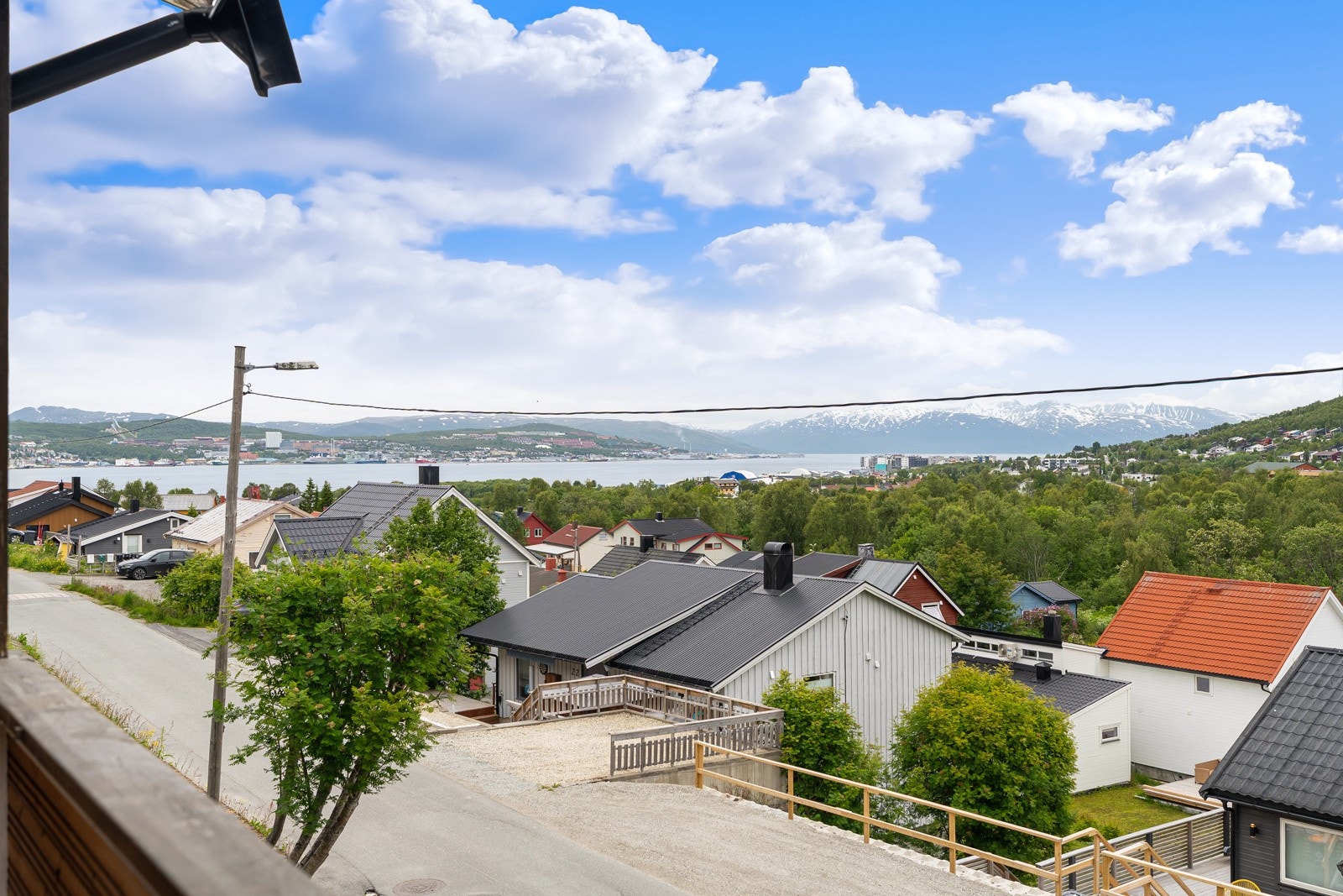 Boligen ligger svært fint til på en liten høyde og har nydelig utsikt. Galleribilde