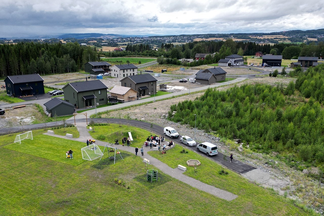 Egen, trygg lekeplass og samlingsplass i utkanten av boligfeltet, med fotballbane, lekeapparater, grillmuligheter og sittebenker. Galleribilde