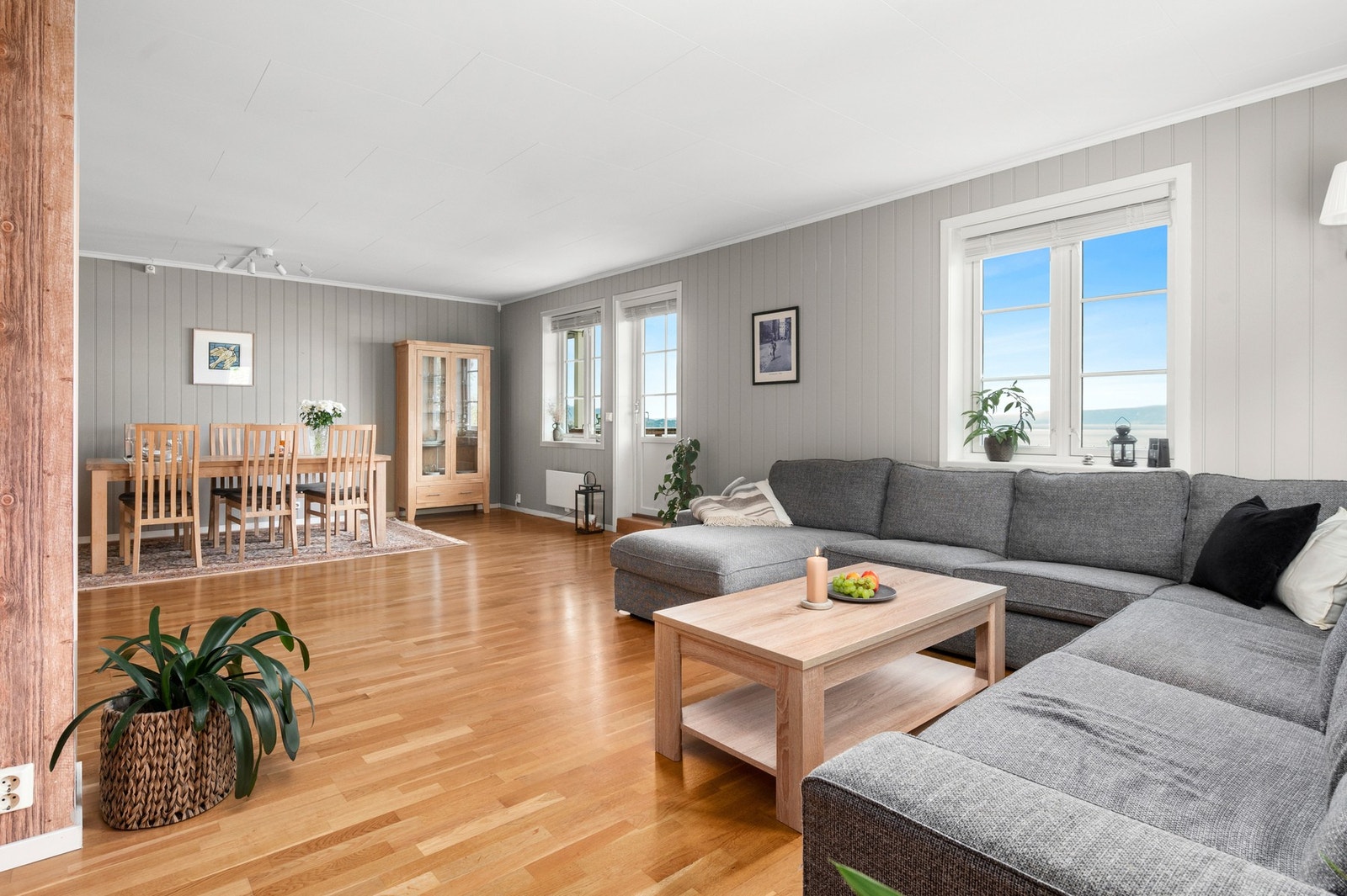 det er blant annet lagt pen 3-stavs parkett på stue. Galleribilde