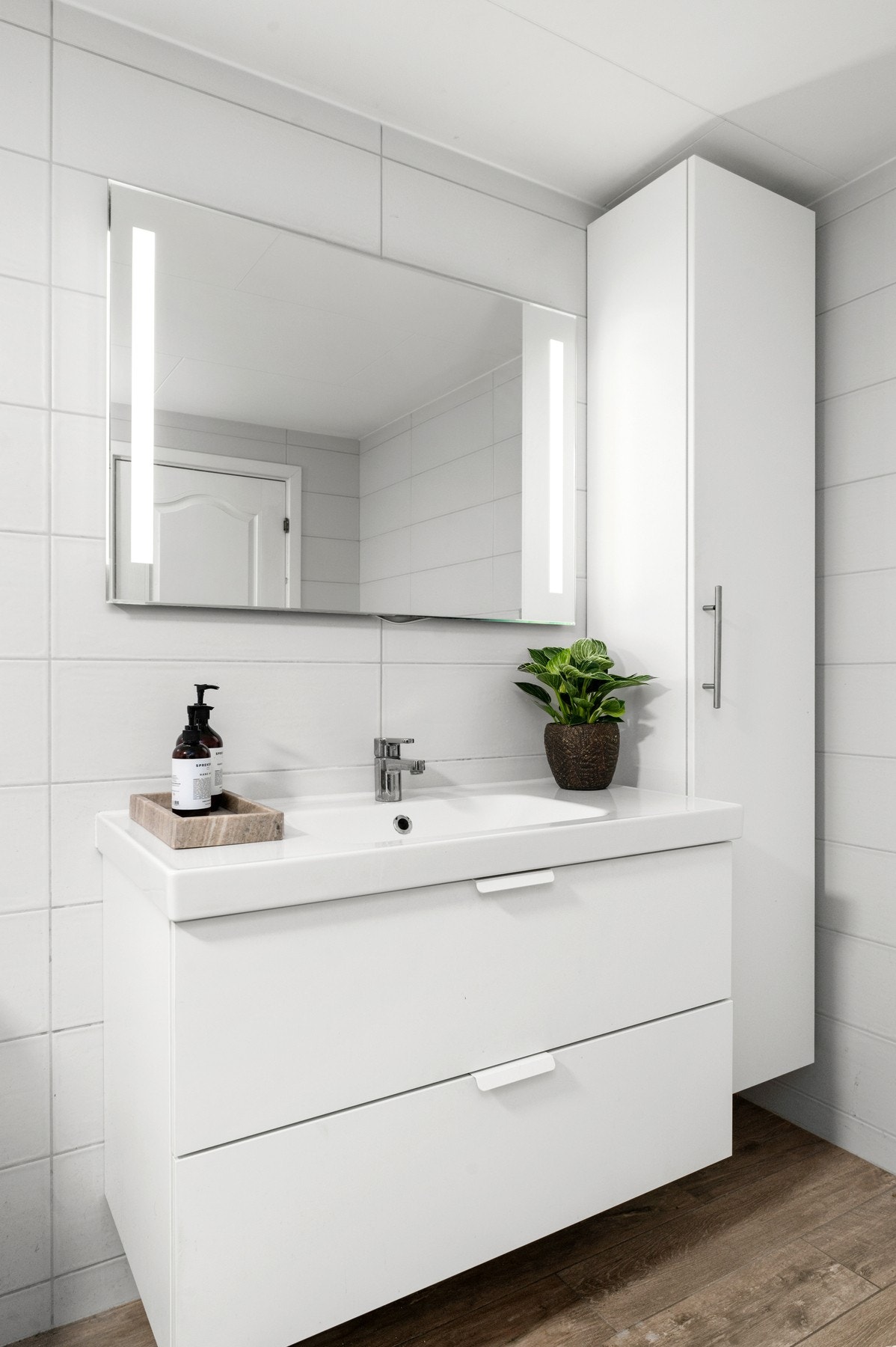 Moderne servant og servantskap som gir god rom for oppbevaring. Galleribilde