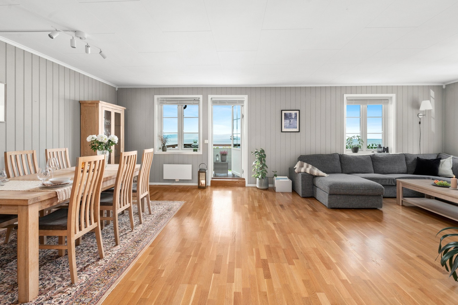 Rommet har en åpen og luftig atmosfære. Galleribilde
