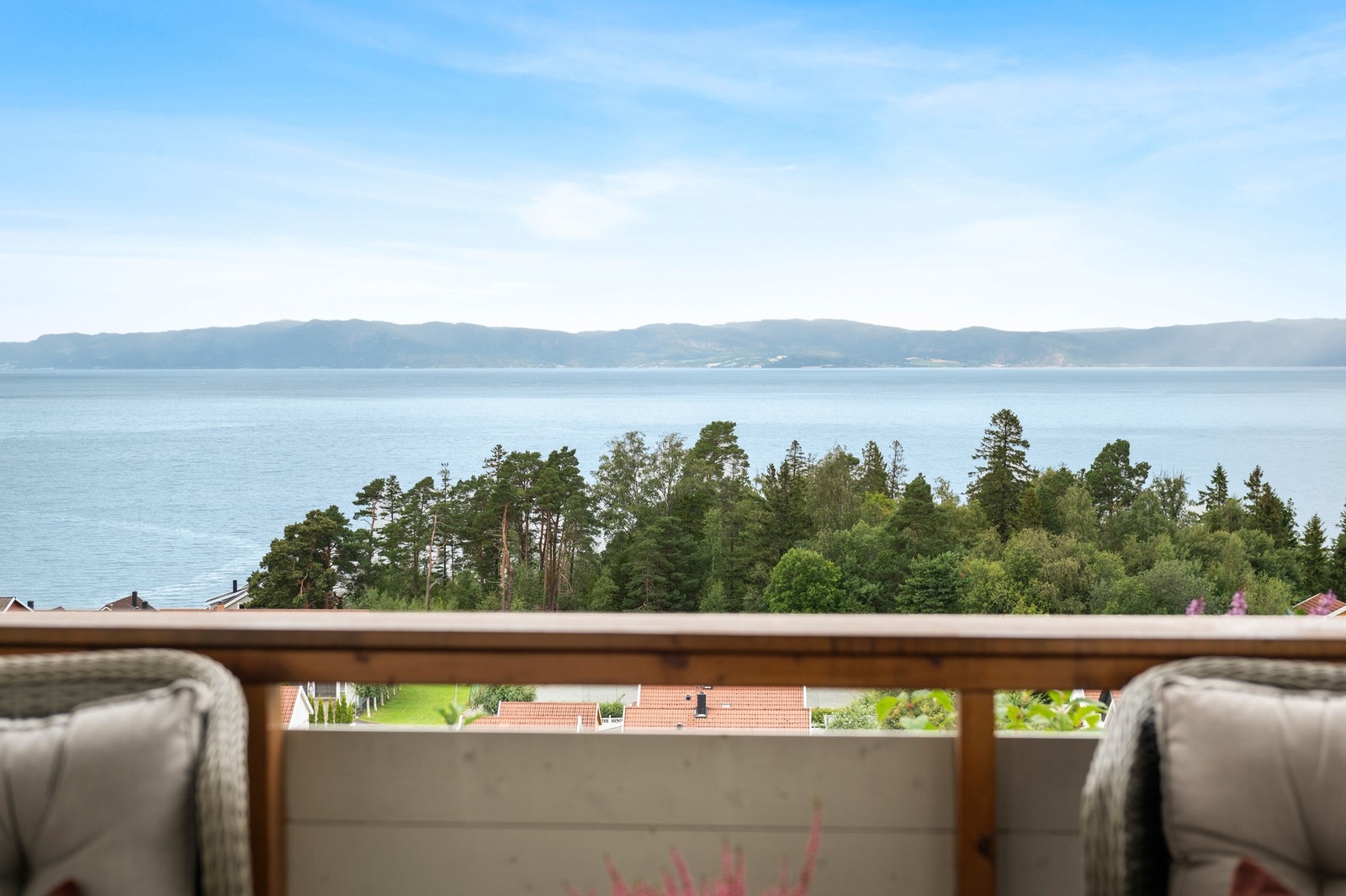 Fra balkongen kan du nyte fantastisk utsikt utover fjorden. Galleribilde