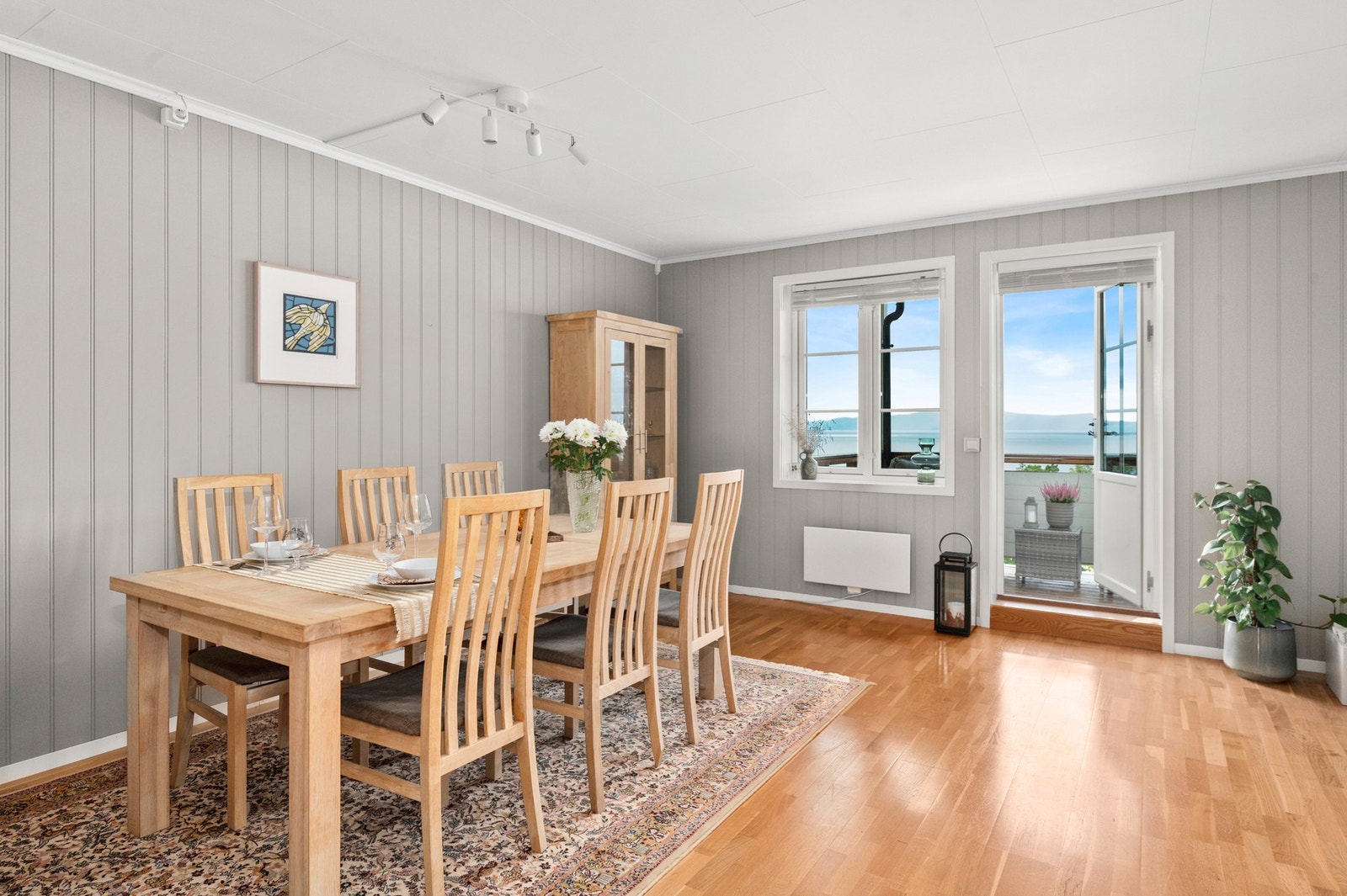 I stue er det rikelig med rom til stort spisebord med plass til hele familien. Galleribilde