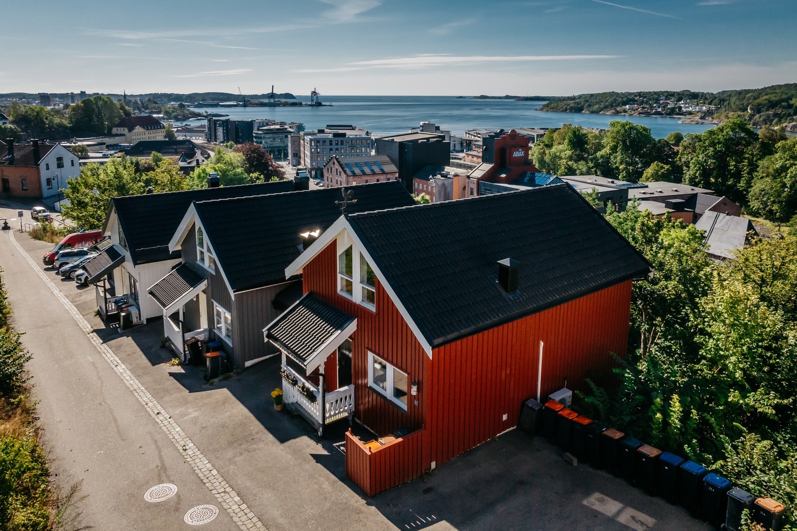 Fasade fra Gårdsbakken.
Taket ble skiftet i 2015. Galleribilde